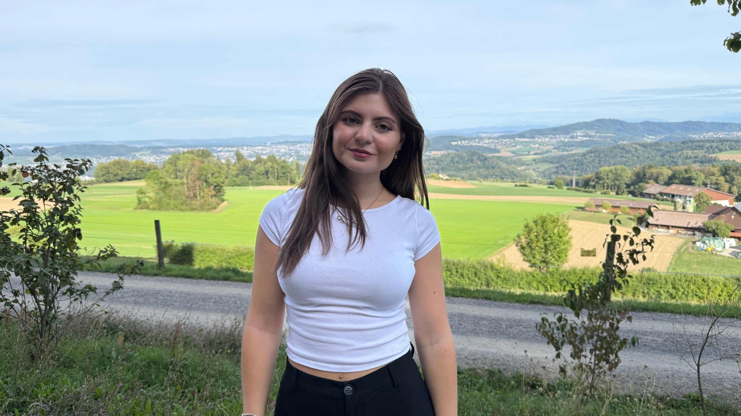 Lisa Cartelli mit Blick auf die Schweizer Landschaft